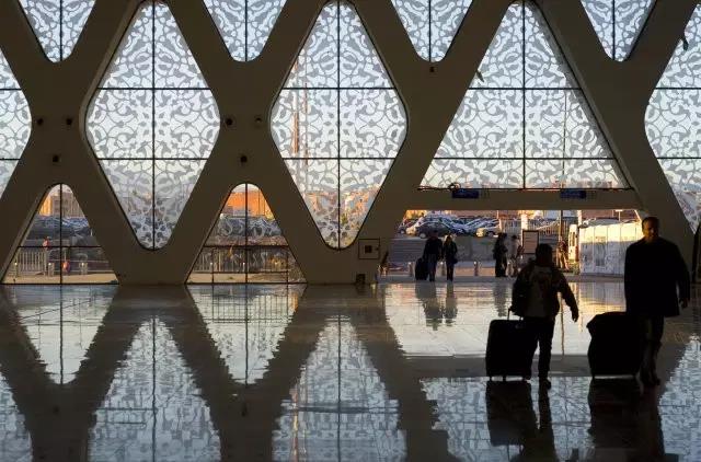 马拉喀什门纳拉机场始建于新千年初期,拥有流线型的顶棚和绘有阿拉伯